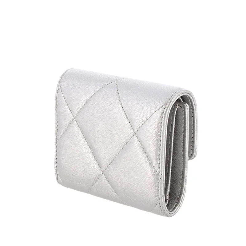 Chanel bags with the perfect balance of luxury and functionalityChanel Lambskin 19 Flap Trifold Wallet (bN7hwE)